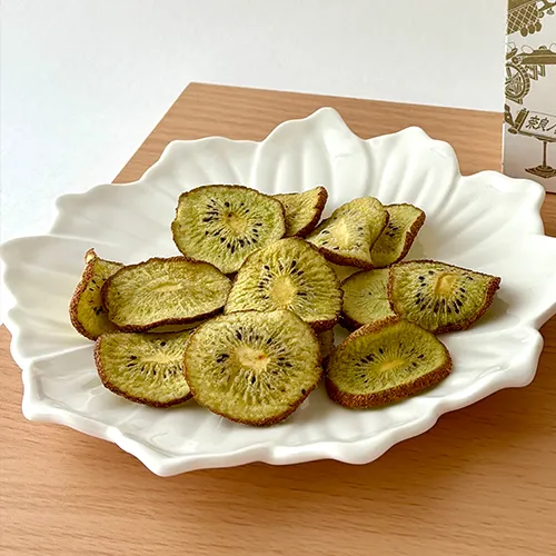 丁寧に一個ずつスライス。自然なまま美しいキウイチップス