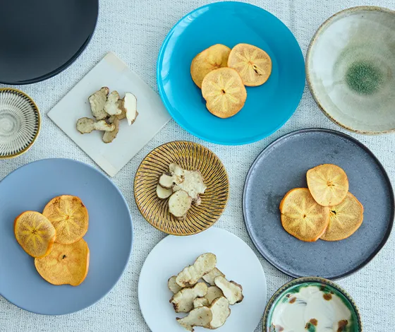 皿に盛ったチップスの写真