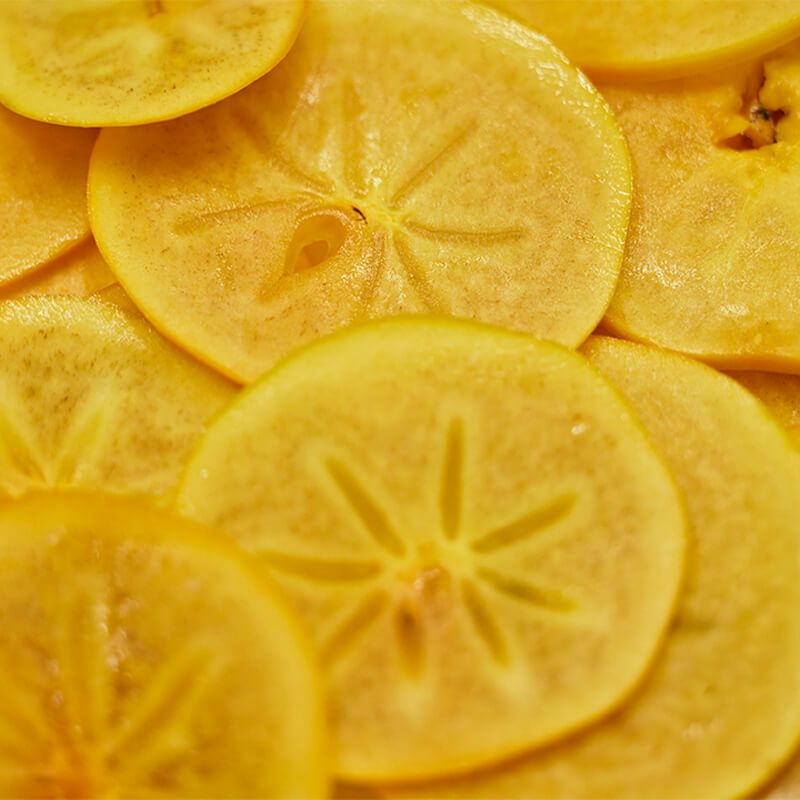 富有柿を丁寧にスライスしたものをからりと揚げる