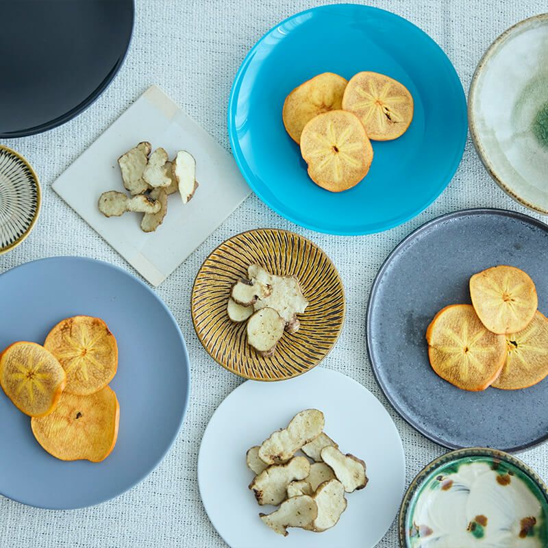 やまと果らりのチップスをいろいろな皿に盛り付けている